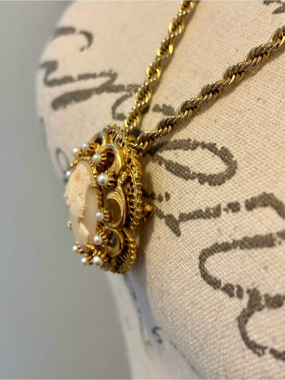 Vintage Florenza Cameo Pendant Brooch Necklace Gold Tone Faux Pearl 30”